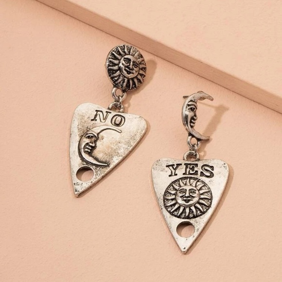🌚 Awesome Vintage Style Boho Moon And Sun Mismatched Ouija Drop Earrings 🌞 - Picture 1 of 3